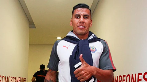 Carlos Salcido abandona concentración de Chivas