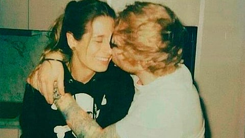 Ed Sheeran anuncia que se comprometió