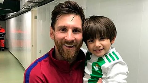 Messi se toma una foto con el hijo de Andrés Guardado