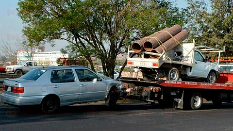 Chocan camioneta y auto en el Libramiento Revolución