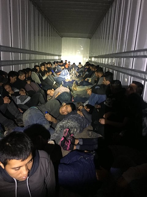 Los 76 inmigrantes, entre ellos 13 niños sin compañía de sus padres, fueron encontrados en buen estado de salud; el chofer, un ciudadano estadounidense, fue arrestado y el camión incautado (Foto: @CBPSouthTexas)
