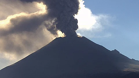 Esto se debe a que la tarde de ayer, se registró una explosión en el coloso (Foto: @Popocatepetl_MX)