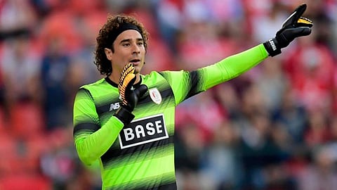 El equipo de Ochoa se encuentra en décima posición de la liga belga con 30 puntos (Foto: @PlanoDeportivo)