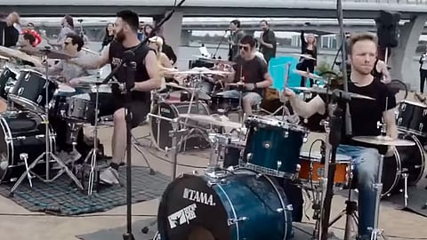 Fueron decenas de bandas que se organizaron para cantar a una sola voz (Foto: captura de video)