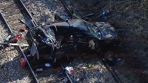 El automóvil quedó sobre las vías del tren (Foto: RED 113)