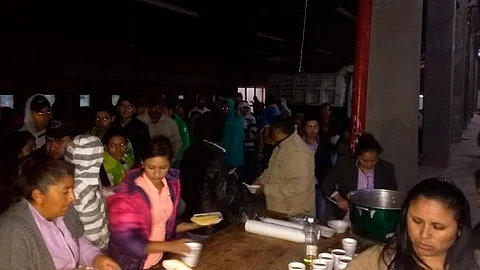 El grupo está conformado por 83 hondureños, 14 salvadoreños y 6 guatemaltecos, quienes recibieron agua, comida y atención médica por parte del INM (Foto: @INAMI_mx)