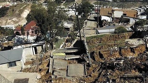 Las autoridades llegaron a la zona en donde cayeron varias viviendas (Foto: @nncMX)