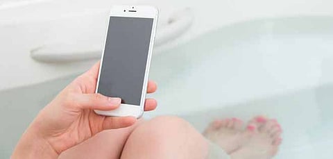 En días anteriores, un joven de 17 y una niña de 12 años murieron en la bañera al caerse al agua su tableta y celular, respectivamente (Foto ilustrativa)