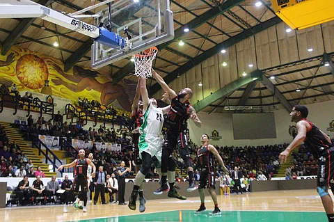 Desde el primer cuarto, la quinteta de Nuevo Laredo tuvo el dominio del encuentro ante unos Aguacateros que fallaron en la ofensiva (Foto: Cortesía)