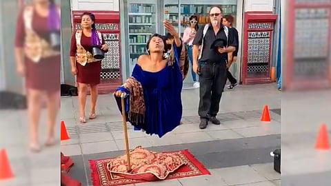 No tardaron en aparecer los comentarios en Twitter sobre las teorías de cómo logra realizar la mujer este truco, así como los elogios por su sorprendente acto (Foto: Captura de video)