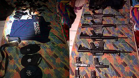 Dentro del domicilio se localizaron playeras con logotipos de corporaciones policiales (Foto: Cortesía)