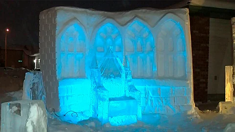 Kelly Davies talló en bloques de hielo pilares con antorchas, lechuzas, columnas, y hasta el mismo asiento de Albus Dumbledore, director de Hogwarts, con todo y el escudo del colegio (Foto: Twitter)