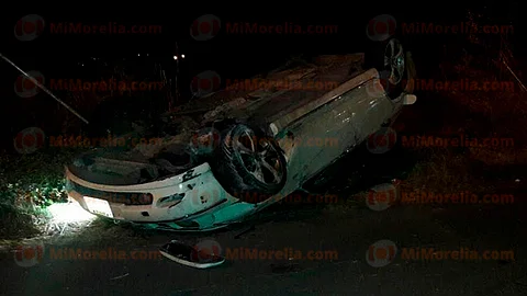 El accidente se registró alrededor de las 00:10 horas de este viernes, en la carretera Zamora-Tangancícuaro, a la altura del cuartel de la Policía Michoacán y la Central de Autobuses (Foto: RED 113)