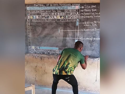 Profesor sorprende al mundo al enseñar computación sin computadora