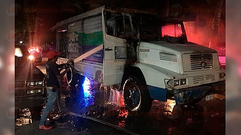 Criminales queman otro vehículo más, ahora en Apatzingán