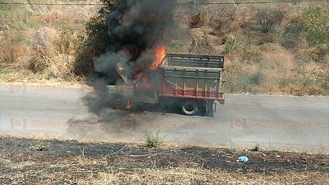 La camioneta tuvo que ser remolcada por una grúa y llevada a un corralón (Foto: RED 113)