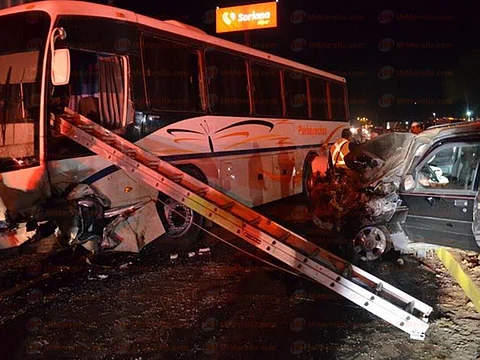 Choca autobús línea Purépecha contra camioneta en Uruapan