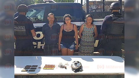 Además de “El Pato” fueron detenidas dos mujeres, Las indiciadas son María Rubí V., de 22 años de edad, y Edelmira V., de 44 años de edad, quienes son sus familiares (Foto: RED 113)