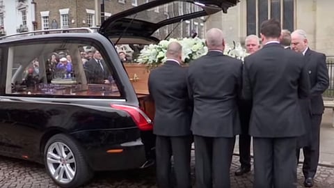 Dan emotivo último adiós a Stephen Hawking en Cambridge