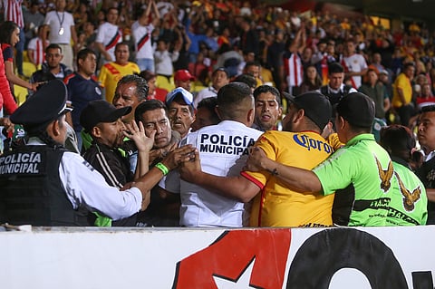 Detienen a 34 aficionados durante partido Monarcas vs Chivas por riñas