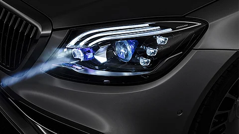 Los sensores del automóvil pueden determinar cuándo y qué tan brillante debe proyectarse la luz (Foto: Mercedes)