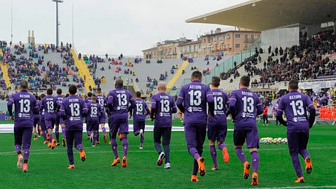Todo el equipo de la Fiorentina saltó a la cancha con la camiseta de Astori (Foto: @ABCDeportes)