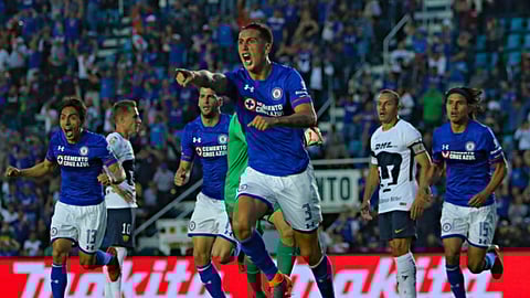 Cruz Azul y Pumas empatan en un buen partido