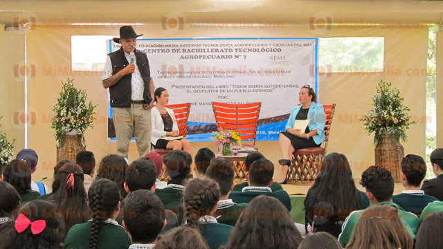 Doctor José Manuel Mireles convive con alumnos del CBTA 7