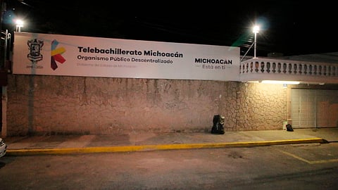 Trabajadores liberan las instalaciones del Telebachillerato Michoacán