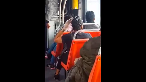 Mientras algunos usuarios de Facebook bromearon sobre el hecho, hubo quienes lo consideraron como una falta de respeto hacia los demás pasajeros, más considerando el fuerte olor del tinte (Foto: Captura de Video)