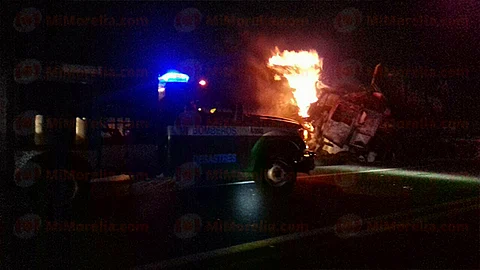 Choques en la Siglo XXI dejan dos muertos, tres heridos y un auto incendiado