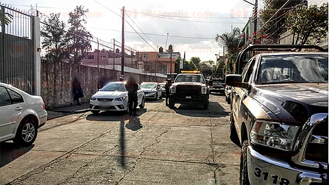 Al no poder avanzar más, los ladrones descendieron del vehículo e intentaron huir de la policía por las azoteas de unas casas; uno de ellos fue capturado, mientras que los otros dos escaparon (Fotograma: Captura de Video RED 113)