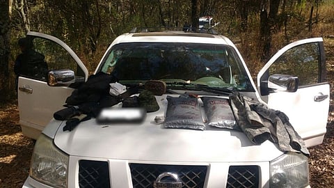 La unidad, de la marca Nissan, de color blanco y sin placas, contenía en su interior dos bolsas con gasolina (Foto: Cortesía)