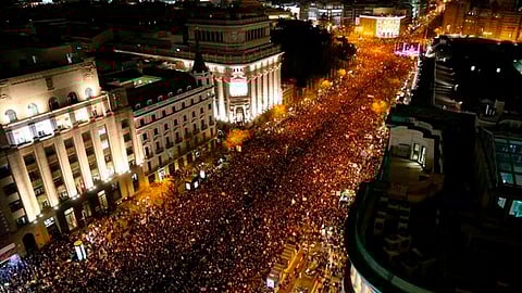 El presidente Mariano Rajoy, criticó la huelga en días previstos, compareció con un lazo morado feminista (Foto: @justiciayagt)