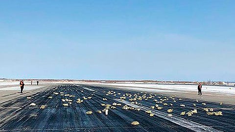 Cientos de lingotes quedaron esparcidos tanto en la pista aérea de Yakutsk, en Siberia, como en los alrededores (Foto: @siberian_times)