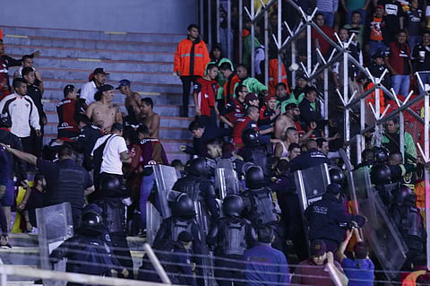 ¡Aficionados de Monarcas y Atlas protagonizan riña en el Morelos!