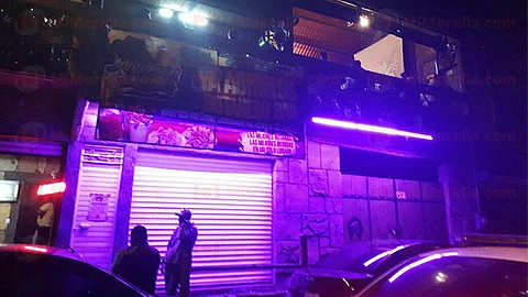 Los adolescentes, tres varones y una jovencita, se encontraban ingiriendo bebidas embriagantes dentro del bar “El Melocotón” (Foto: RED 113)