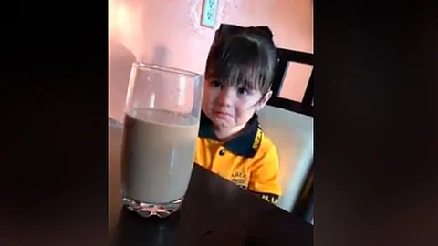 La pequeña primero usa la excusa de que tiene un piquete de mosco (Foto: captura de video)