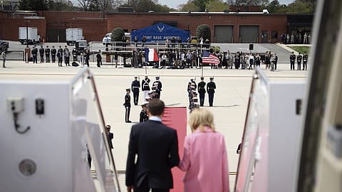 Macron llegó acompañado de su esposa Brigitte (Foto: @EmmanuelMacron)