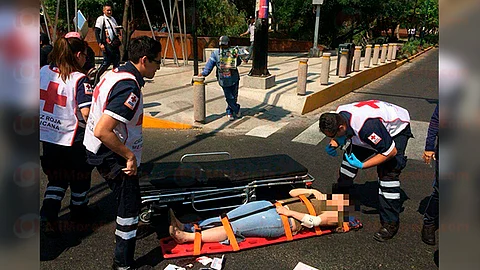 La joven dijo llamarse Dulce María D., de 19 años de edad, quien fue subida a una ambulancia para ser canalizada de manera inmediata al hospital (Foto: RED 113)