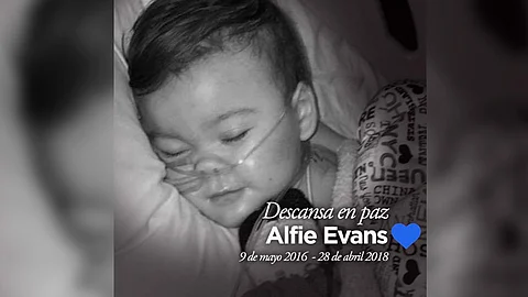 El pequeño padecía una enfermedad degenerativa “incurable”, a decir de los médicos, y pese a la oposición de sus padres, el pasado lunes fue desenchufado de la máquina de respiración asistida que lo mantenía vivo (Foto:@episcopadocol)