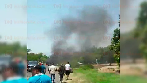 Debido al supuesto arresto, los habitantes de la zona, presuntos simpatizantes del detenido, se apoderaron de diversos vehículos y los atravesaron en las entradas a la localidad (Foto: RED 113)
