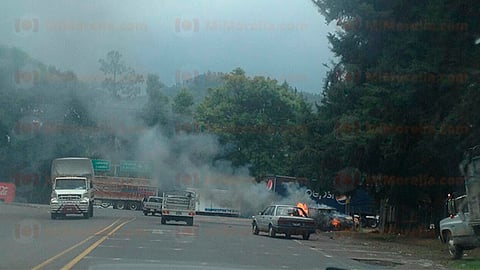 El vehículo quemado es del Gobierno del Estado; además, retuvieron 14 unidades (Foto: RED 113)