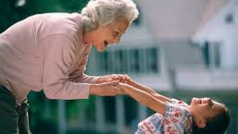 Abuelitas cuidan más a los nietos que los propios padres