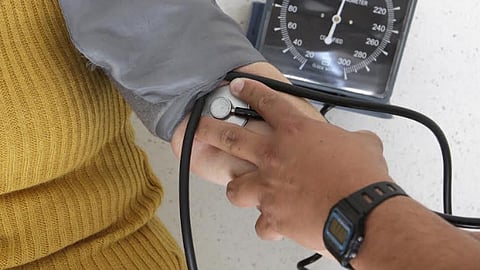 Algunos síntomas ocasionados por la hipertensión arterial son dolor de cabeza, dificultad respiratoria, vértigos, dolor torácico, palpitaciones del corazón y hemorragias nasales (Foto: Ilustrativa)