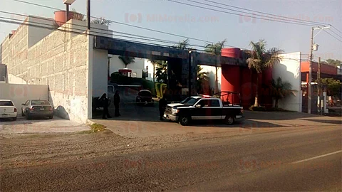 Acribillan a sujeto en motel de salida a Charo; joven resulta herida