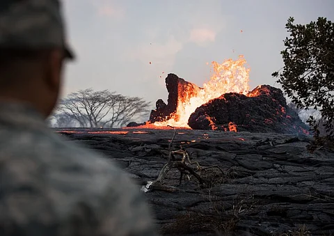 El volcán Kilauea lleva ya tres semanas expulsando lava, y a raíz de ello más de mil personas han tenido que ser desalojadas de la isla (Foto: Twitter)