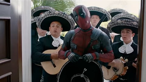 Luego de varios intentos más de el “Mercenario Bocazas” por ganar de nuevo su simpatía, en los cuales le lleva globos y hasta mariachi, al fin Beckham lo perdona cuando le da unos boletos de futbol (Foto: Captura de Video)