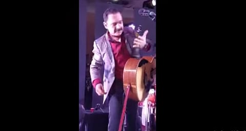 El músico se percató de la herida al ver su mano cubierta de sangre (Foto: captura de pantalla)