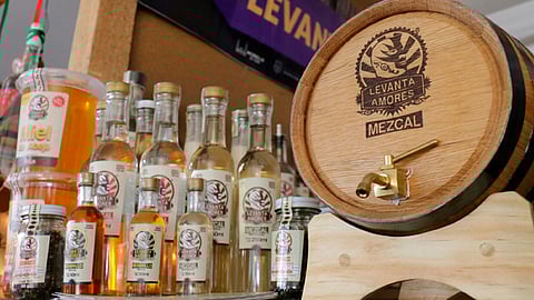 Uno de los objetivos de esto es promover el trabajo en conjunto de los maestros mezcaleros y colocar a Michoacán como el principal productor de mezcal en el país (Foto: Archivo)